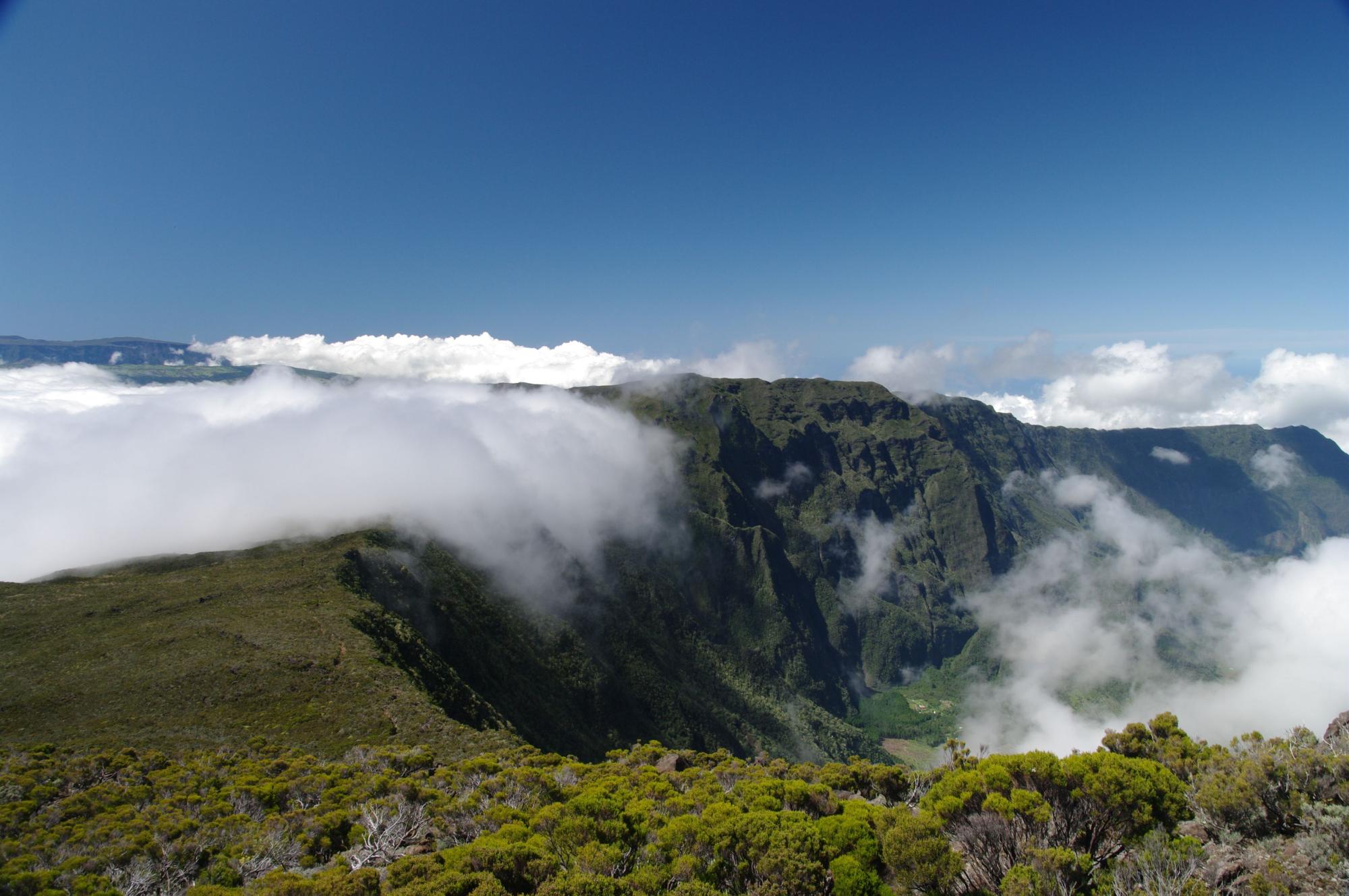 Nuages sur le coteau Kerveguen descendant le long du rempart du cirque de Cilaos