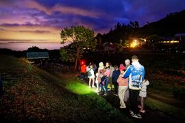 Les habitants de Dos d'Âne suivent la balade nocturne