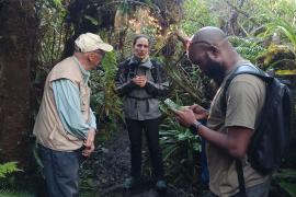 Emilie, Chargée de projet de conservation et de restauration du Parc national de La Réunion sur le sentier de Bras-Cabot à Bébour © Parc national de La Réunion