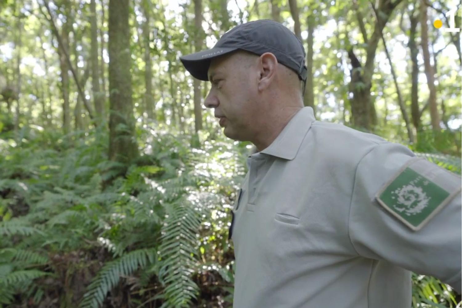 Cyril Ducret présente le dispositif de biosécurité installé dans la forêt de Mare Longue 