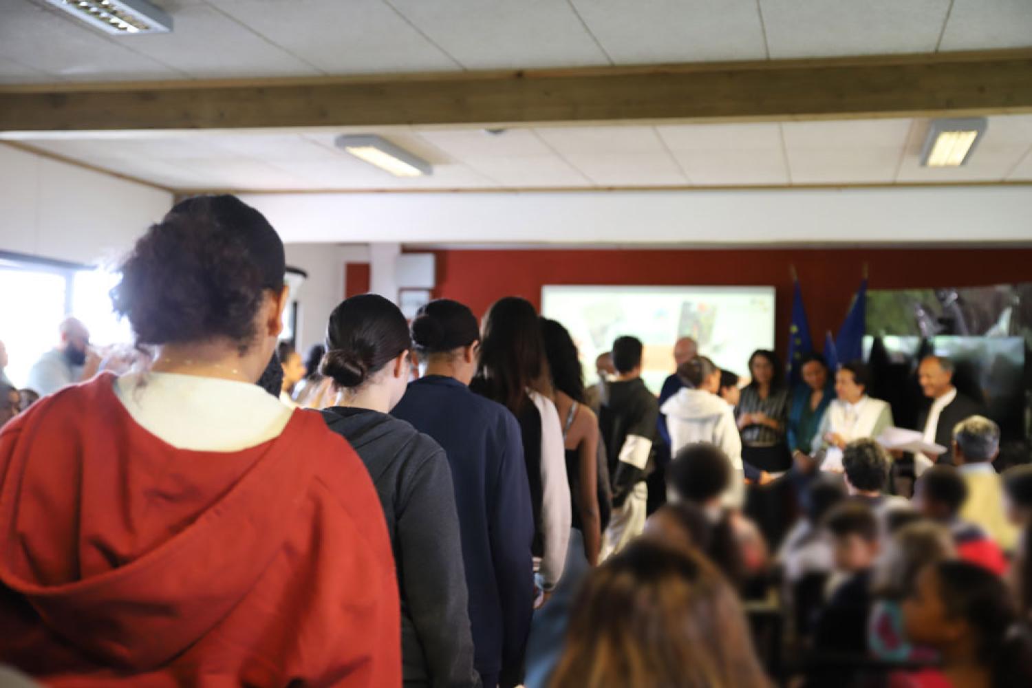 Les collégiens de l'établissement Mille Roches s'apprêtent à recevoir un prix remis par Huguette Bello et David André