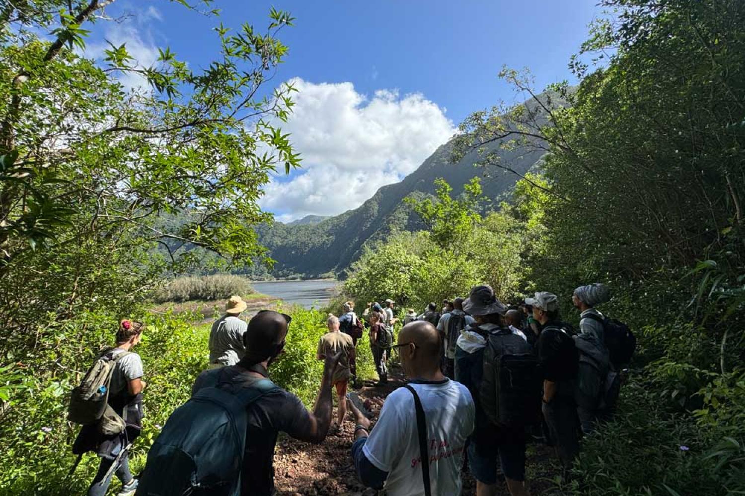 Les participants au séminaire Ramsar sont guidés jusqu'au lac de Grand Etang
