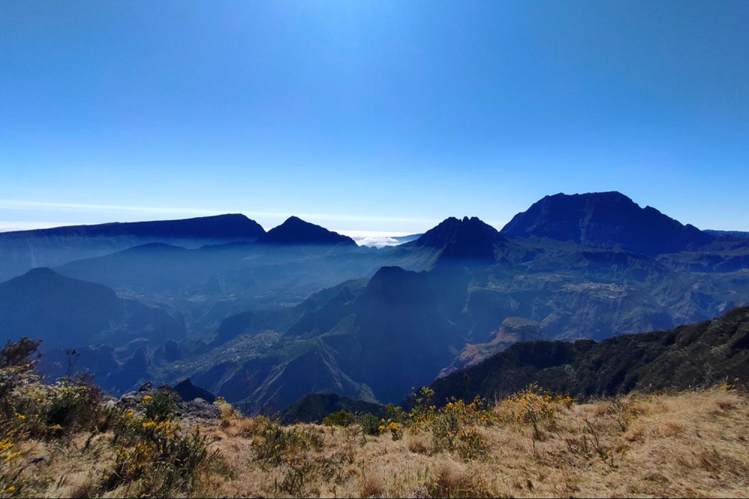 Depuis le Grand Bénare, vue sur la Roche Écrite, Mafate et le Piton des Neiges 