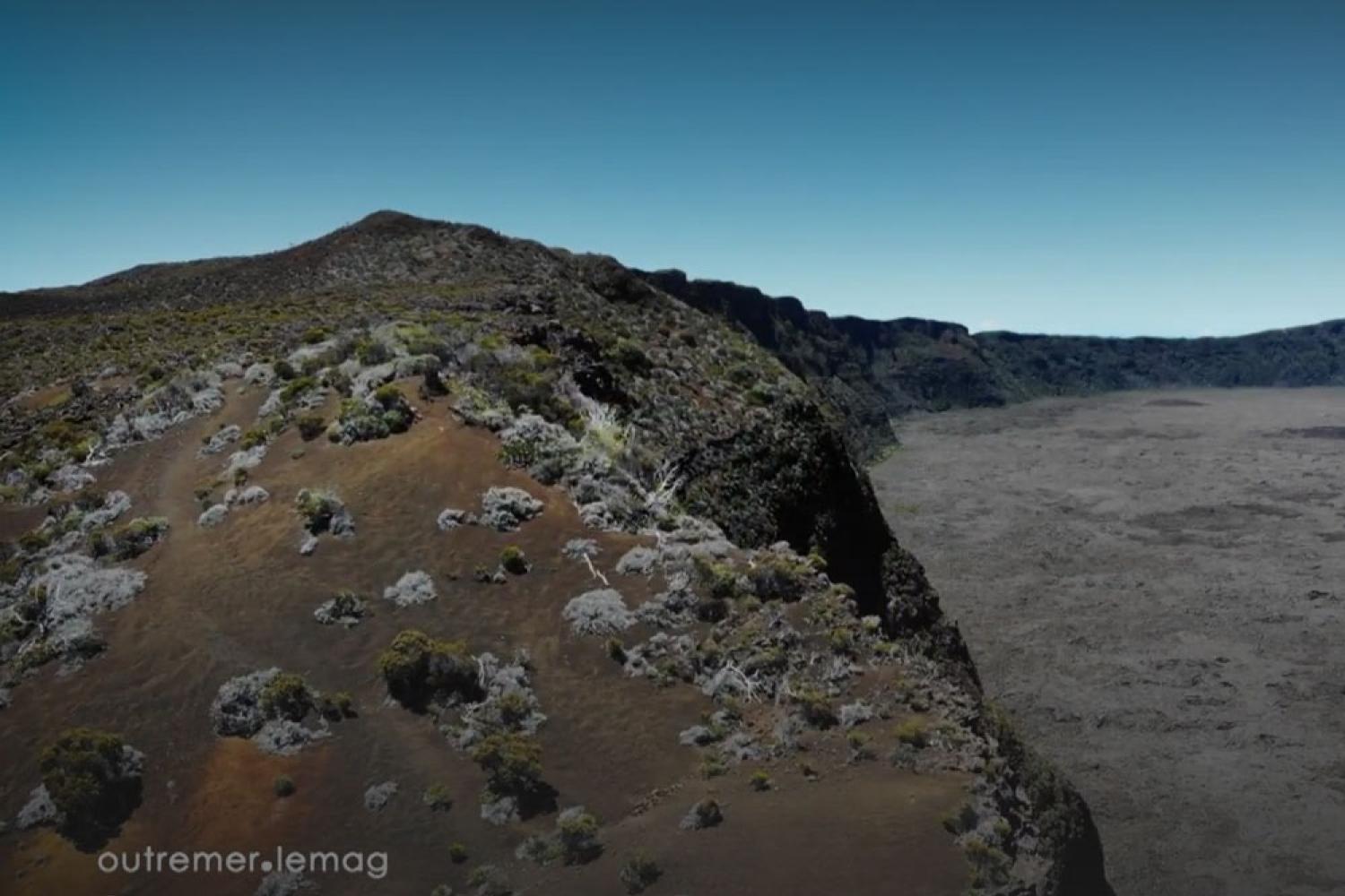 Plaine des Sables et Piton Chisny - Image : Outremer Le Mag