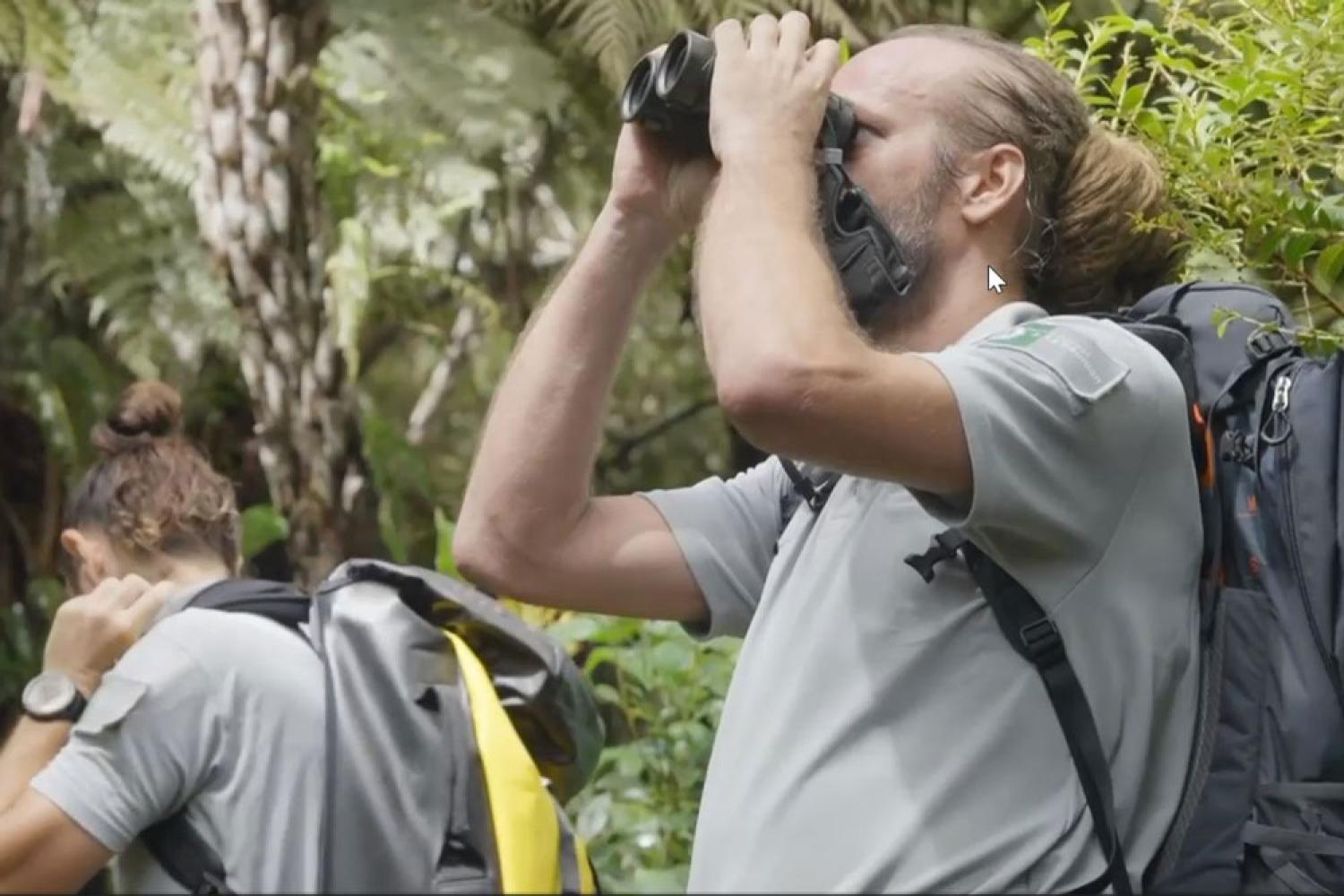 Les agents du Parc national observent le Tuit-tuit à la jumelle en forêt de la Roche Ecrite © Émission Loca'Terre